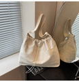 Gros plan détaillé du sac cabas en toile gaufrée avec une bandoulière réglable pratique - Blanc Cassé