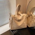 Große beige Canvas-Einkaufstasche mit Schultergurten und minimalistischer Ästhetik - Gebrochenes Weiß