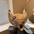 Sac bandoulière demi-lune beige avec large sangle réglable et poche zippée - Khaki