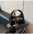 Elegante borsa hobo in pelle cerata nera con dettagli dorati e ciondolo intrecciato - Con Ciondolo / Nero