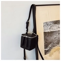 Détail d'un mini sac cube noir avec gaufrage crocodile et fermeture éclair sur le dessus - Noir Petit