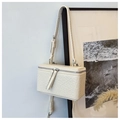 Détail du sac vanity case blanc cassé avec cuir texturé et finitions métalliques argentées - Blanc Cassé Grand