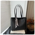 Détail du sac cabas noir texturé avec foulard en soie géométrique et décor de bureau chic - Noir