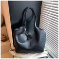 Détail du sac cabas noir à grain litchi avec une petite pochette ronde amovible en pendentif - Noir