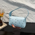 Borsa a spalla azzurra con borchie argentate in pelle e cerniera superiore - Blu