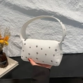 Elegante borsa sottobraccio bianca con borchie argentate e pelle testurizzata premium - Bianco