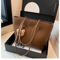 Borsa tote marrone in pelle martellata con scatola regalo e ciondolo orsetto peluche - Marrone con ciondolo