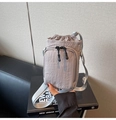 Détail du sac bandoulière en nylon plissé gris-violet avec cordon et poche zippée - Gris