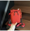 Détail du mini sac bandoulière en nylon rouge avec cordon et poche à double fermeture éclair - Rouge
