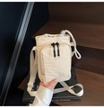 Détail du sac seau minimaliste en nylon crème avec cordon de serrage et double fermeture - Blanc Cassé