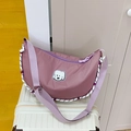 Borsa a mezzaluna in nylon rosa con toppa a cucciolo e ampia tracolla viola regolabile - Viola