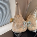 Sac fourre-tout tissé crème chic avec breloques coquillages et ruban bleu élégant - Blanc Cassé