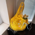 Sac fourre-tout en maille jaune vif avec pochette interne, breloques et ruban bleu - Jaune