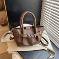 Borsa a secchiello plissettata marrone in pelle con tracolla regolabile e manici - Marrone