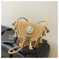 Sac bandoulière en paille bohème avec glands colorés et détails de perles brodées - Kaki