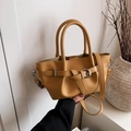 Elegante borsa a secchiello giallo senape con doppi manici e fibbia decorativa - Giallo