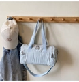 Bolsa de viaje de nailon azul claro colgada con chaqueta vaquera y gorra - Azul