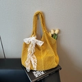 Gelbe Strick-Häkel-Einkaufstasche mit großer weißer Spitzenschleife und Tulpen - Gelb