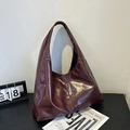 Grand sac hobo rouge vin à bandoulière avec texture en cuir brillant style vintage - Bordeaux