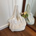 Beigefarbene Häkeltasche mit zarter weißer Spitzenschleife für einen süßen Ästhetik-Look - Cremeweiß