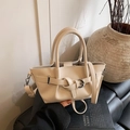 Borsa a secchiello color crema con fibbia decorativa e tracolla regolabile - Bianco
