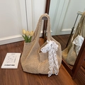 Häkel-Tote-Bag in Beige mit weißer Spitzenschleife und durchbrochenem Strickmuster - Khaki