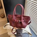 Sac seau bordeaux en cuir PU avec boucle décorative et bandoulière amovible - Rouge