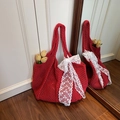 Rote Stricktasche mit großer weißer Spitzenschleife und floralen Häkeldetails für Damen - Burgunderrot