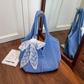 Sac fourre-tout bleu ajouré avec un nœud en dentelle blanche pour l'été - Bleu