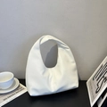 Sac hobo blanc minimaliste en similicuir souple avec design plissé pour l'épaule - Blanc