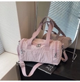 Bolso de viaje de nailon rosa con textura plisada y correa ajustable para mujer - Morado