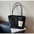 Détail du sac cabas en PU noir avec motifs de lettres mats et breloque chat en peluche - Noir avec pendentif