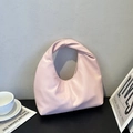 Sac hobo demi-lune en cuir PU rose avec une poignée nouée élégante sur fond sombre - Rose