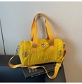Bolso cilíndrico de nailon amarillo con textura plisada y correa ajustable - Amarillo