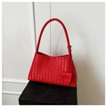 Dettaglio della trama intrecciata rossa e ciondolo circolare sulla borsa a spalla - Rosso
