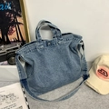 Grand cabas en jean bleu avec deux poignées et une bandoulière, fermeture par bouton pression - Bleu clair
