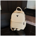 Détail du sac à dos en similicuir texturé crème avec des sangles à motifs géométriques - Blanc Cassé