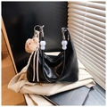 Zwarte crossbodytas met krokodillenprint, parelhandvat en pluchen beer hanger - Zwart