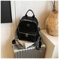Détail d'un sac à dos en cuir noir grainé avec fermetures éclair sur une valise - Noir