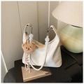 Witte crossbodytas met krokodillenprint, kralenriem en pluche berenhanger - Wit