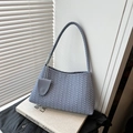 Geflochtene Leder-Schultertasche im französischen Stil in Nebelblau, modisches Hobo-Design - Blau