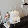 Mini sac à dos blanc matelassé avec chaîne argentée et petit charm ours en peluche brun - Blanc avec pendentif