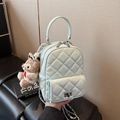 Mini sac à dos matelassé vert menthe avec chaîne dorée et breloque ours en peluche - Bleu avec Pendentif