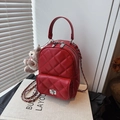 Mini sac à dos rouge matelassé avec chaîne en métal et breloque ours en peluche - Rouge avec Pendentif