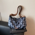 Sac fourre-tout en toile florale bleu marine et gris avec bandoulière marron - Bleu foncé