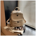 Sac à dos beige en similicuir gaufré avec logo métallique et bretelles tissées - Kaki