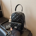Mini sac à dos matelassé noir en cuir verni avec chaîne argentée et charm peluche - Noir avec pendentif