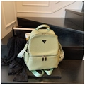 Sac à dos en cuir texturé vert clair avec bandoulière géométrique et logo métal - Vert