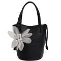 Détail d'un sac seau noir en cuir grainé avec une breloque florale en mousseline blanche - Noir