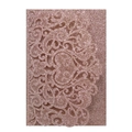 Dettaglio dell'invito in oro rosa tagliato al laser con glitter e motivi in pizzo - Oro Champagne Scintillante